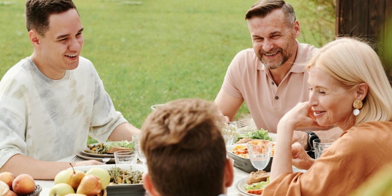 Gastronomía y bienestar: Descubre el estilo de vida mediterráneo en esta villa en venta en Las Colinas Golf